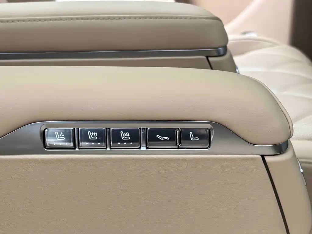 SUV M8 2025 Edition Range-Extended Ultra Version 53.4kWh 6-Seat Version 192-line LiDAR)