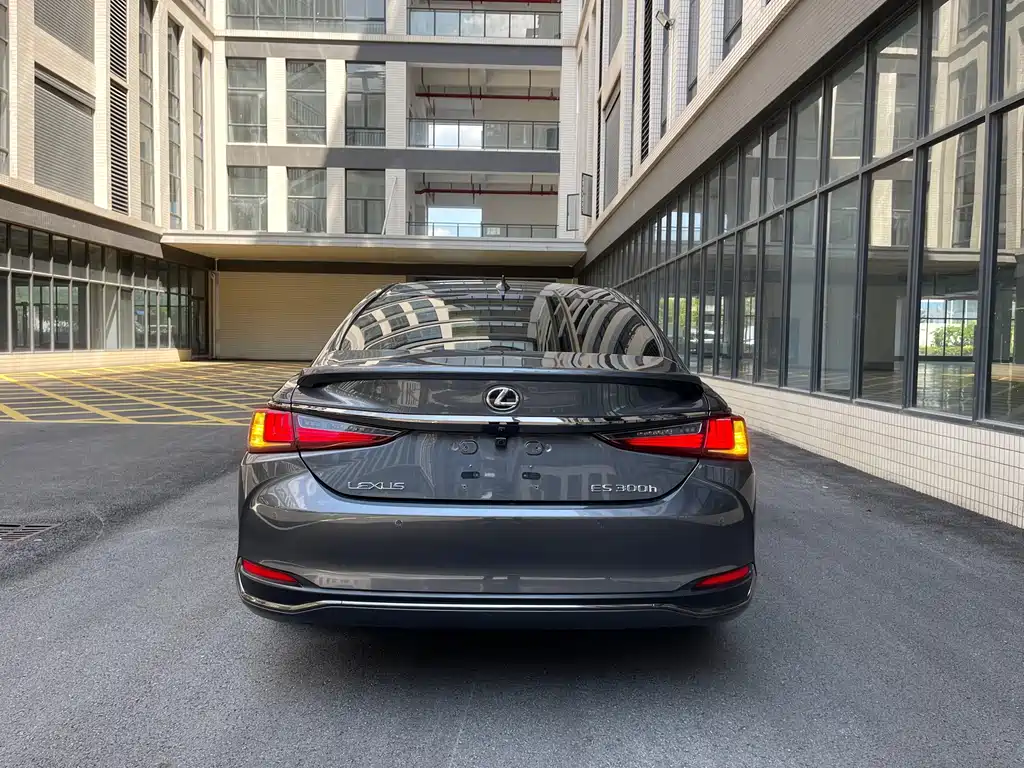 Lexus ES 2022 300h F SPORT