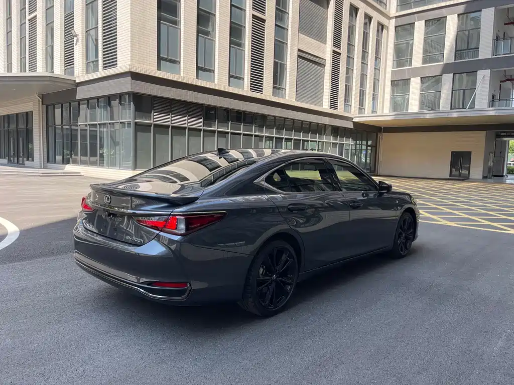 Lexus ES 2022 300h F SPORT
