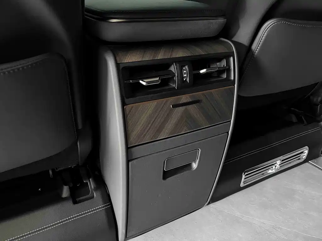 Lexus LM 2023 350h 7-Seat Grandeur Edition