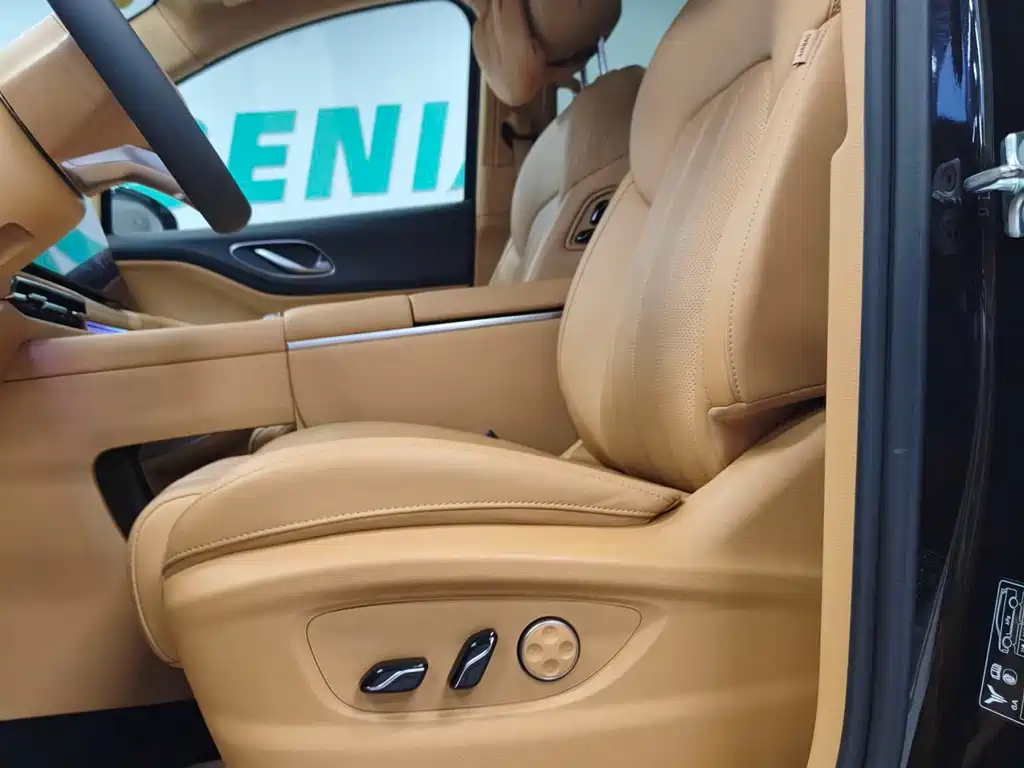 Dreams Maker 2025款 PHEV All-Wheel Drive Prestige Kunpeng Edition