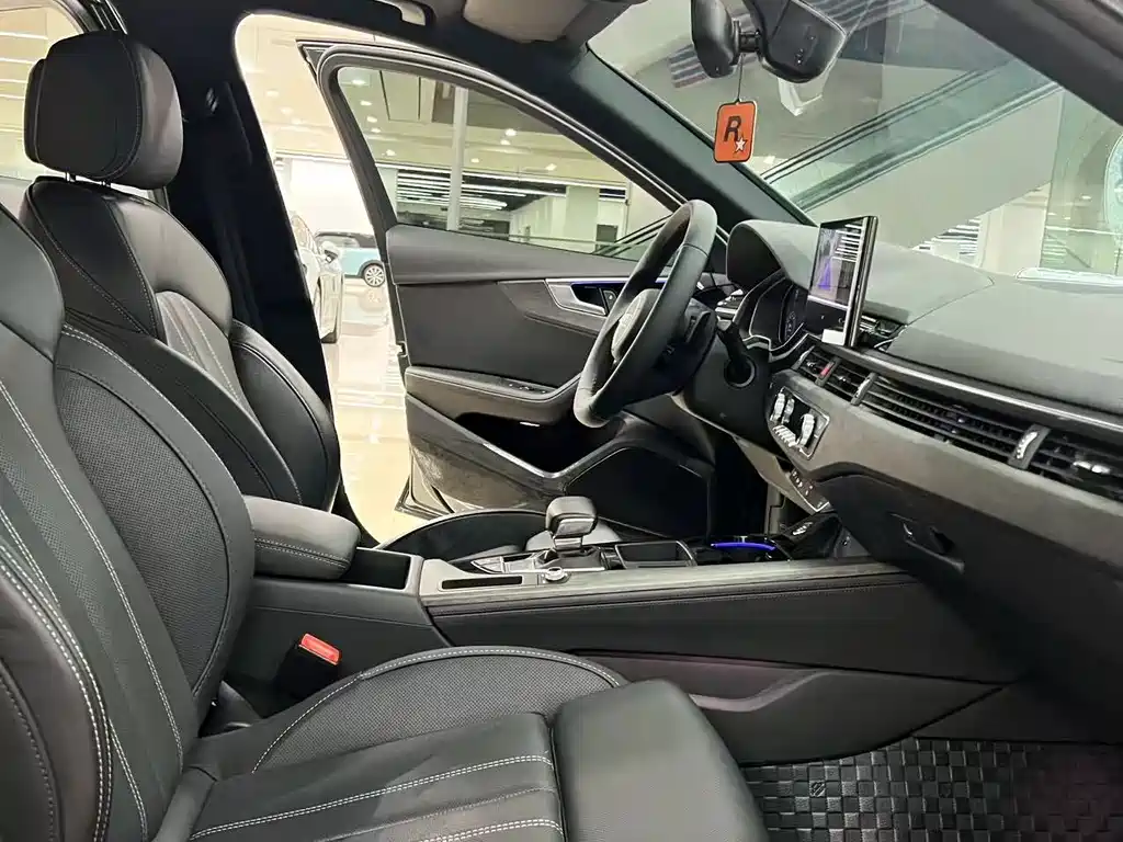 Audi A4L 2023 40 TFSI Luxury Dynamic Edition
