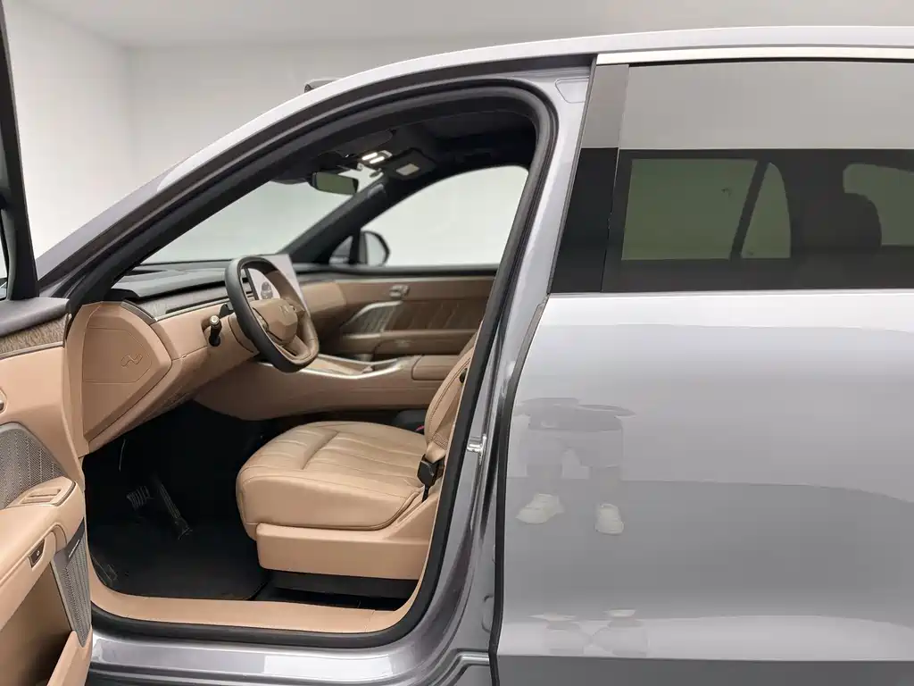 L90 Ultra 2025 6-seat edition