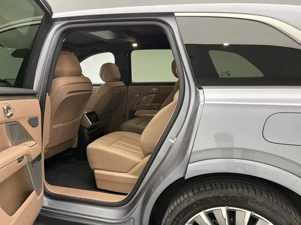 L90 Ultra 2025 6-seat edition