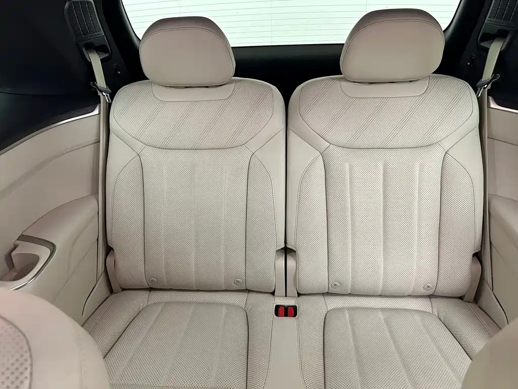 L90 Ultra 2025 6-seat edition