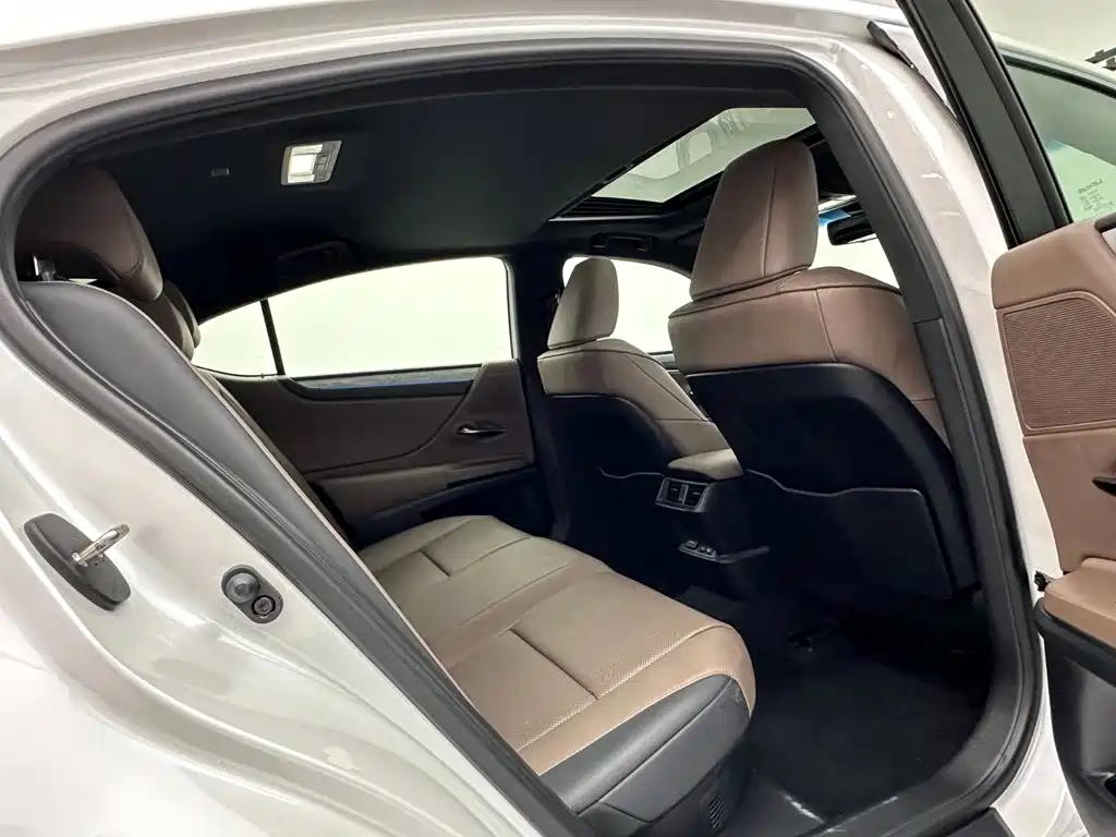 Lexus ES 2025 300h Premium Edition