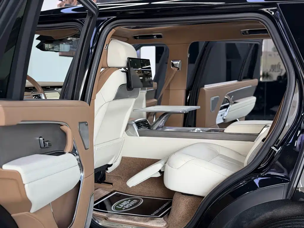 Range Rover 2024 3.0 L6 400PS SV尊荣创世加长版 4座