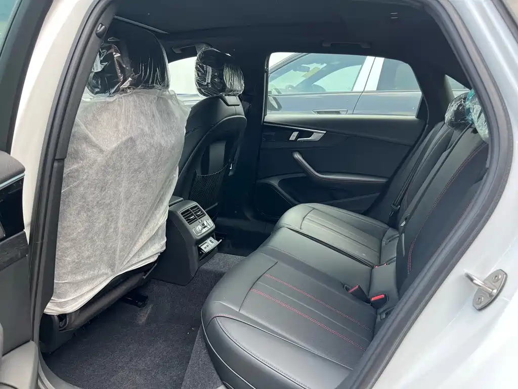 Audi A4L 2025 200,000 Enjoyment Edition 40 TFSI Luxury Dynamic Model