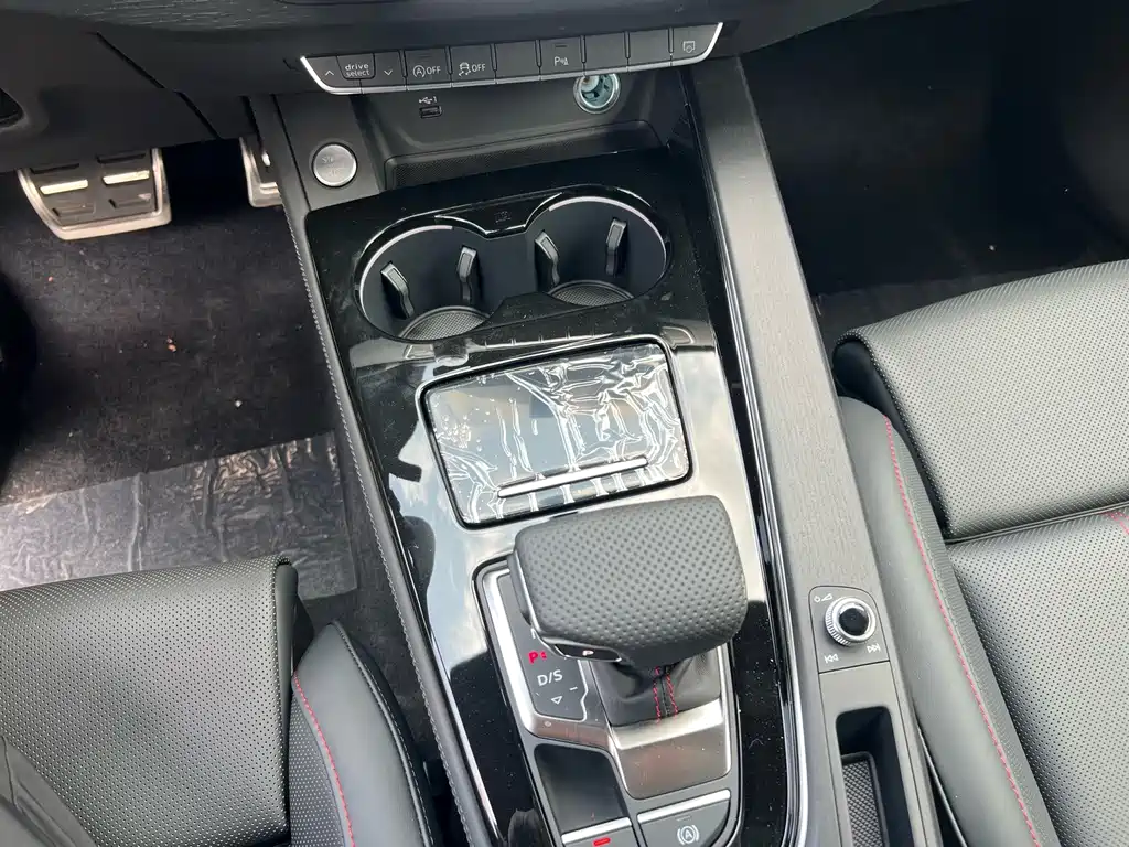 Audi A4L 2025 200,000 Enjoyment Edition 40 TFSI Luxury Dynamic Model