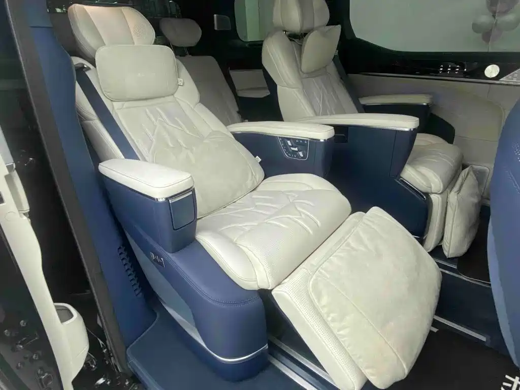 Jizhe 009 2024 7-seat Passage Edition Four-wheel Drive 140kWh
