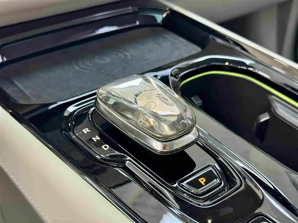 Volvo EM90 2025 Ultra Six-seat