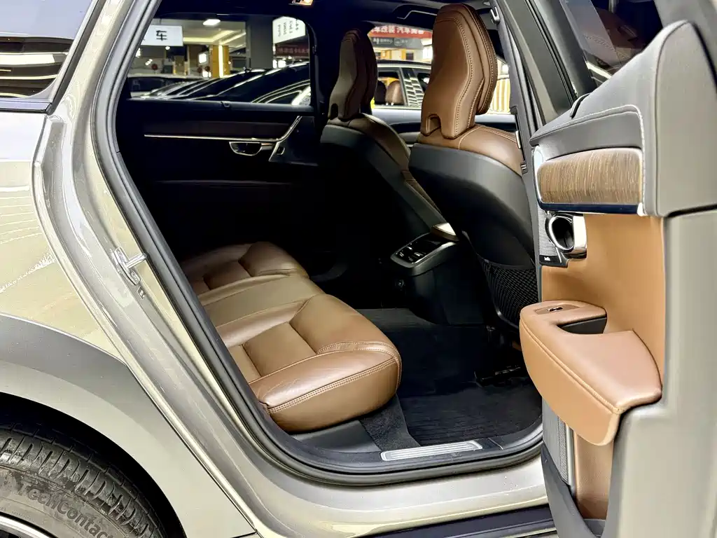 Volvo V90 2021 Cross Country B5 AWD Premium trim
