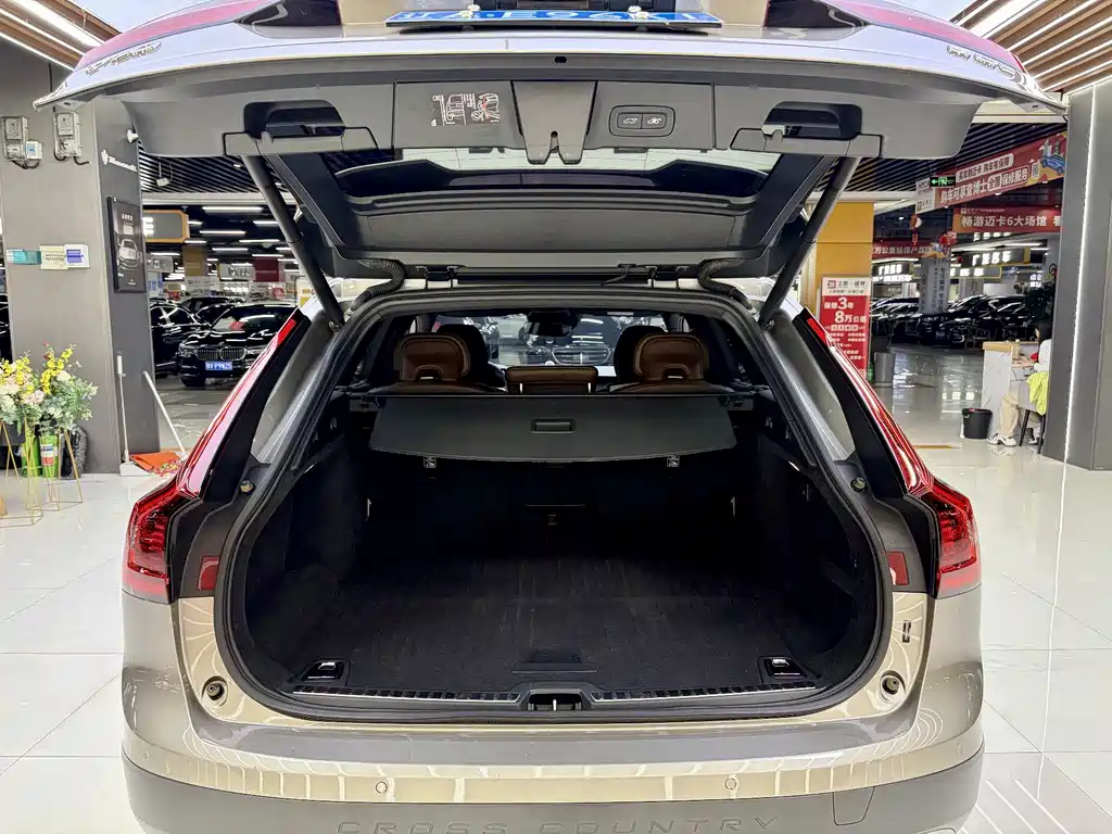 Volvo V90 2021 Cross Country B5 AWD Premium trim