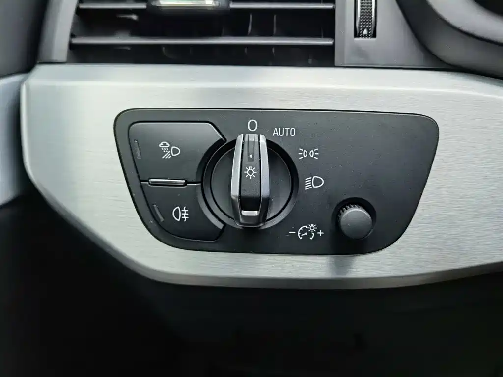 Audi A4L 2019 40 TFSI Fashion Edition National VI