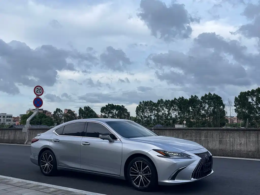 Lexus ES 2021 300h Premium Edition