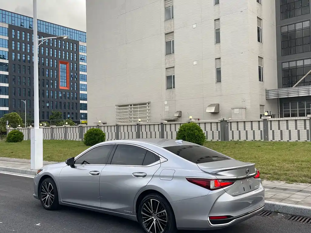 Lexus ES 2021 300h Premium Edition