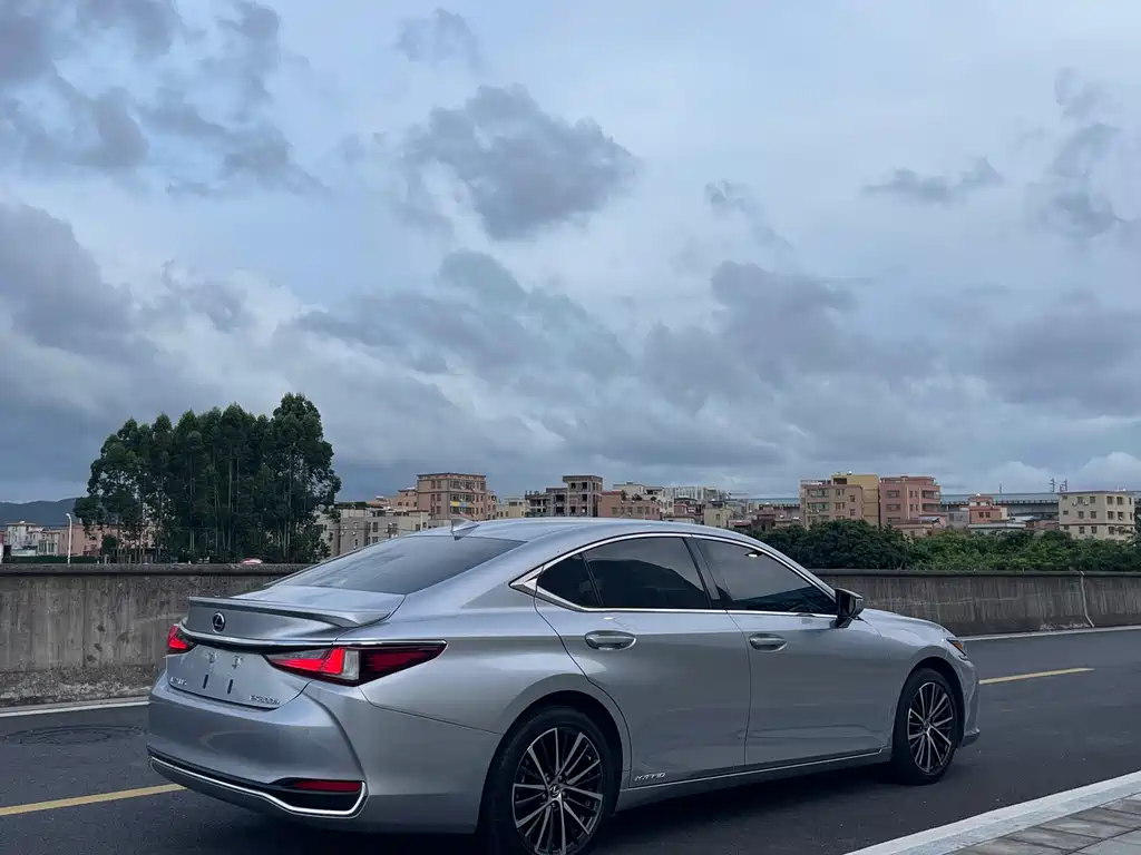 Lexus ES 2021 300h Premium Edition