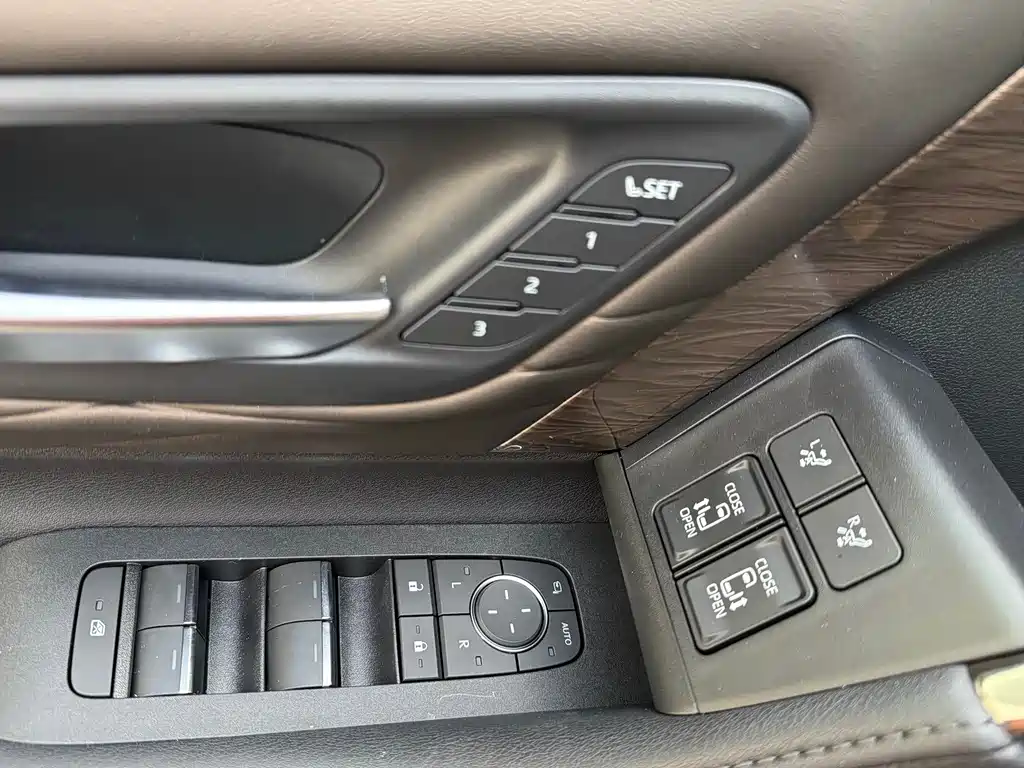 Alphard 2025款 Hybrid 2.5L Premium Gold Edition