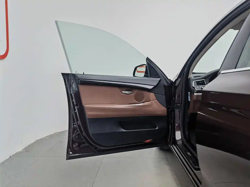 BMW 5 Series GT 2014 528i Leading Edition