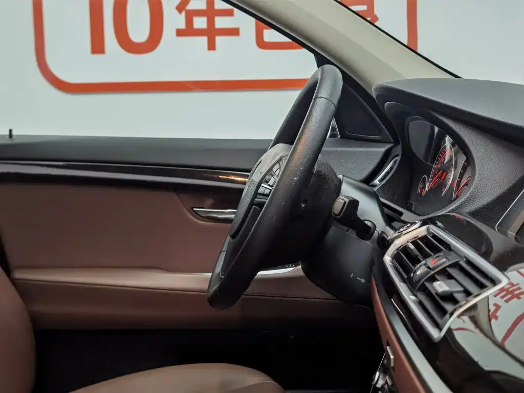 BMW 5 Series GT 2014 528i Leading Edition