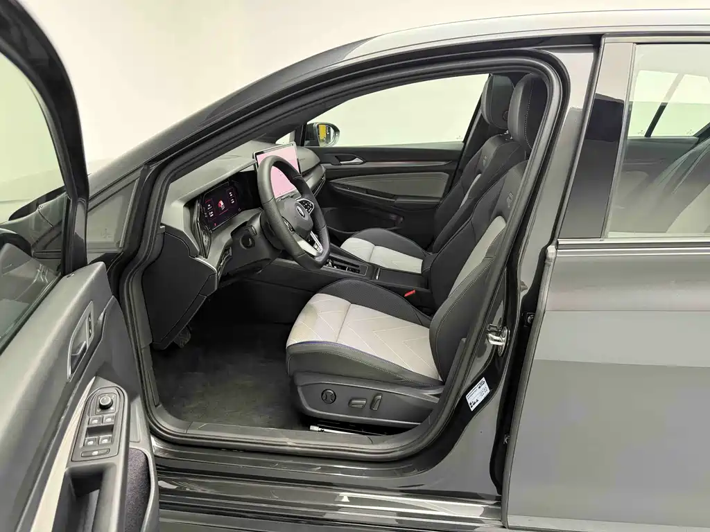 2025 Golf R-Line 300TSI