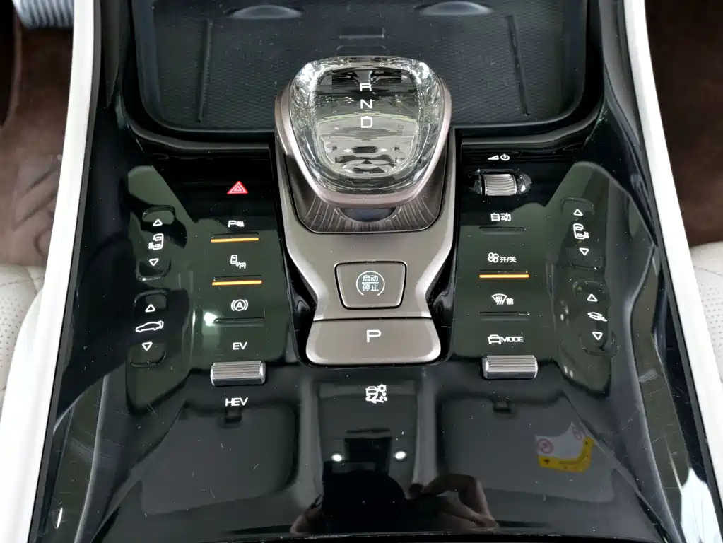 Tengri D9 2022 DM-i 970 All-Wheel Drive Prestige Edition