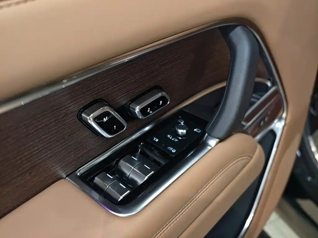 Range Rover 2025 Edition 3.0 L6 400PS Grand Extended Version
