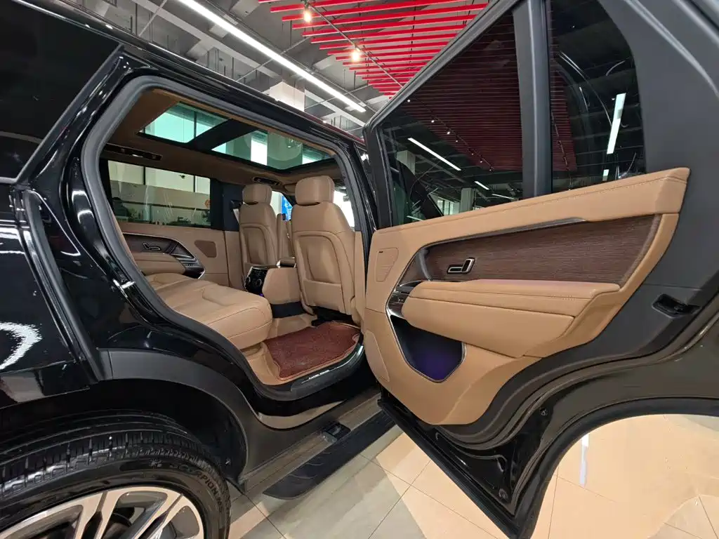 Range Rover 2025 Edition 3.0 L6 400PS Grand Extended Version