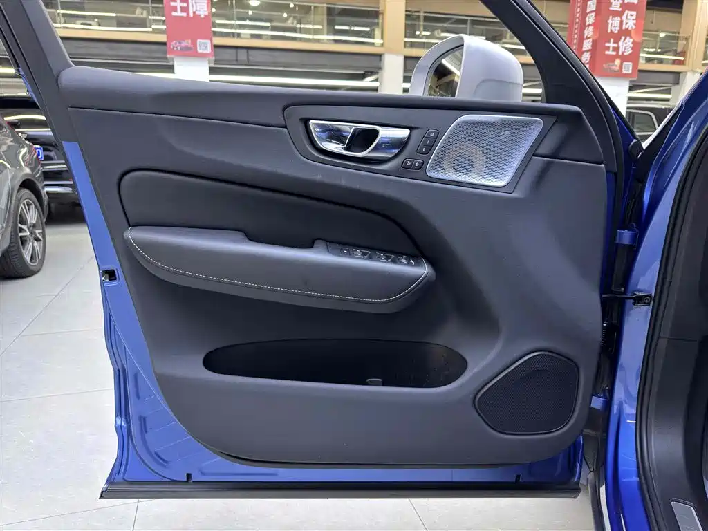Volvo XC60 Plug-in Hybrid 2019 T8 E驱 Hybrid Smart雅 Motion Edition National V