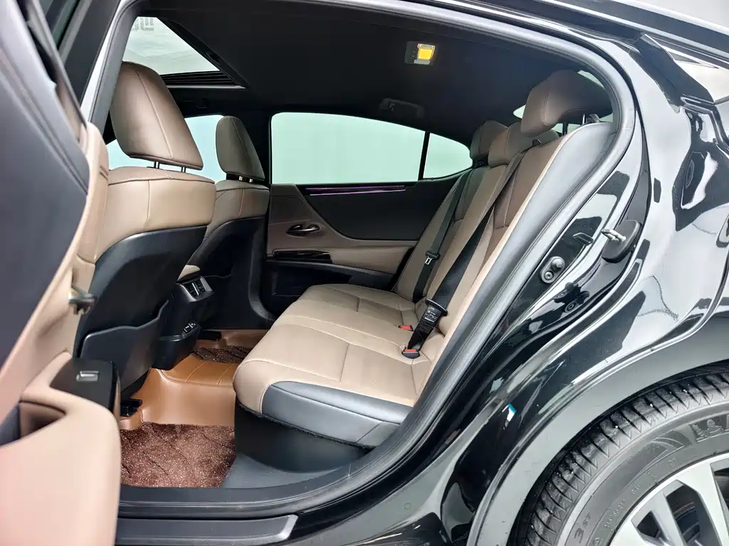 Lexus ES 2022 300h Excellence Edition