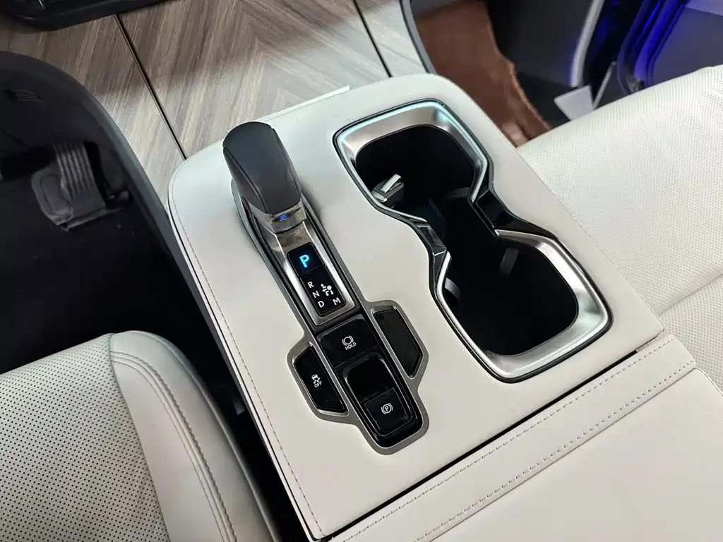 Lexus LM 2023 500h Six-Seater Grand Touring Edition