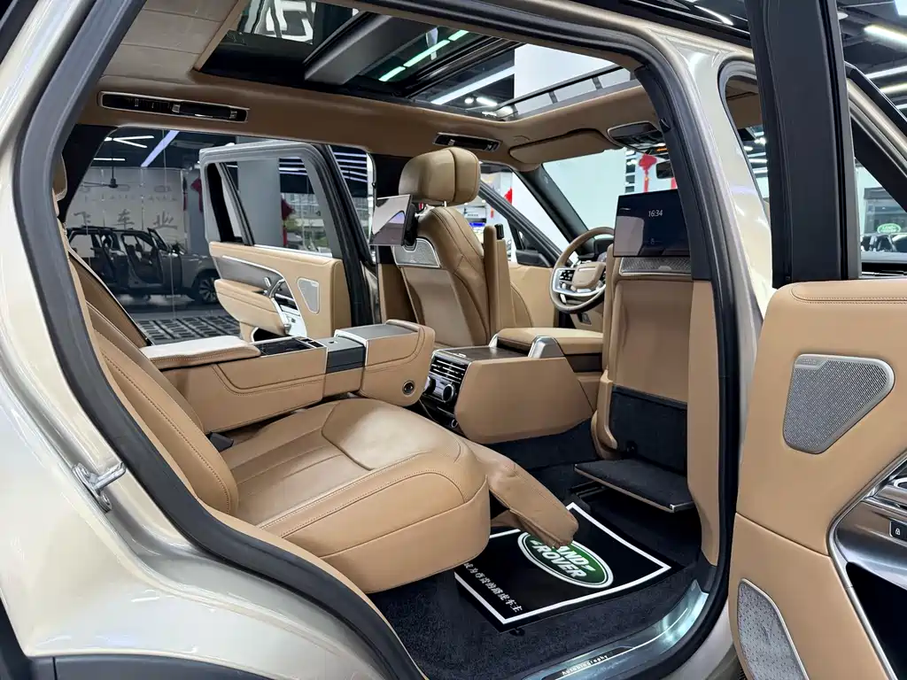 Range Rover 2023 Model 3.0 L6 400PS Classic Extended Edition
