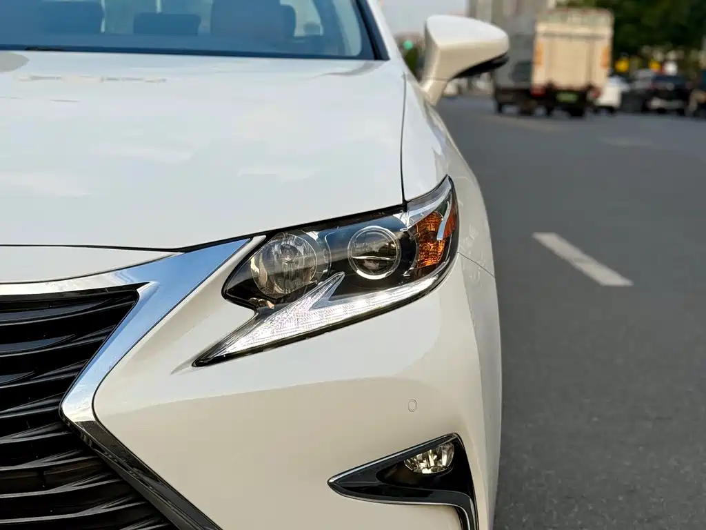 Lexus ES 200 Elite Edition 2015