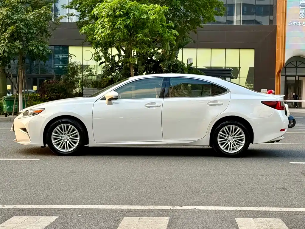 Lexus ES 200 Elite Edition 2015