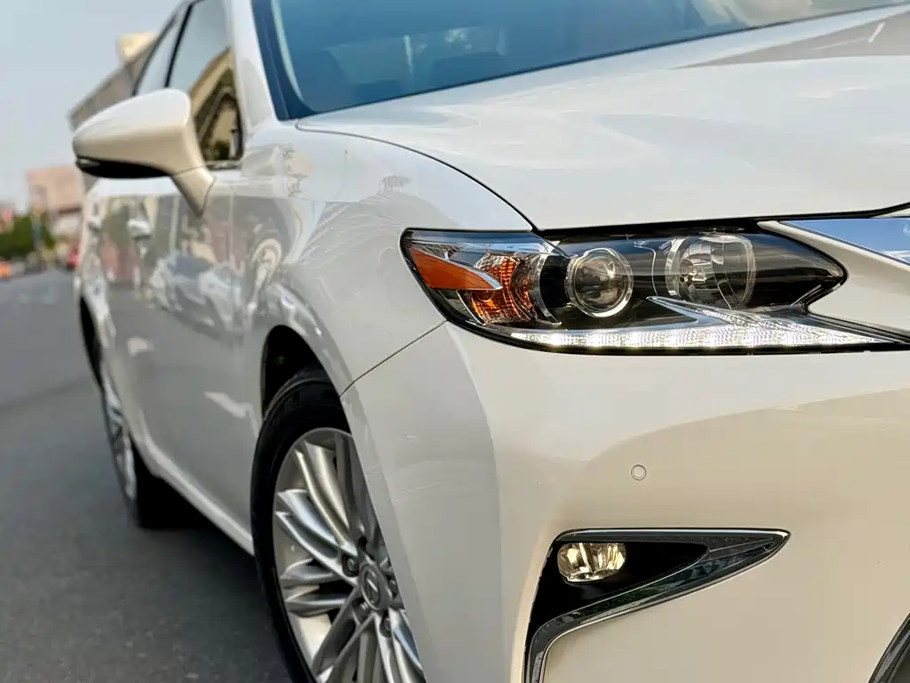 Lexus ES 200 Elite Edition 2015