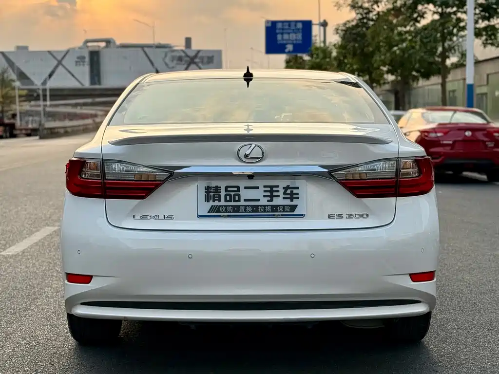 Lexus ES 200 Elite Edition 2015