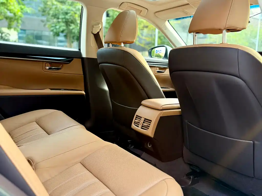 Lexus ES 200 Elite Edition 2015