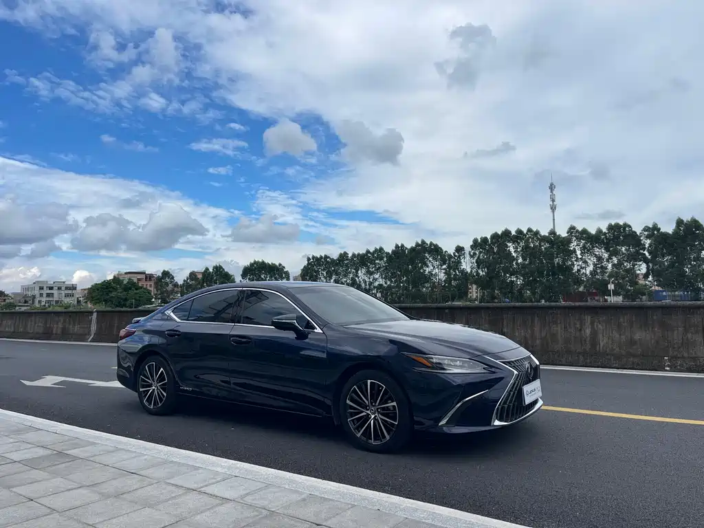 Lexus ES 2021 300h Premium Edition