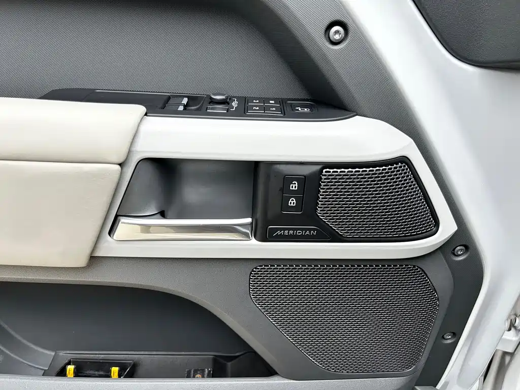 Land Rover Defender 2022 90 2.0T P300 Tiger Heart Edition