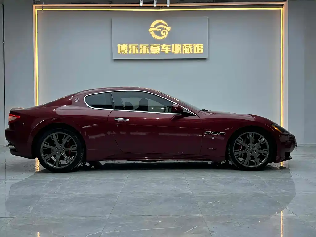 Gran Turismo 2009 4.7L Sport Automatic