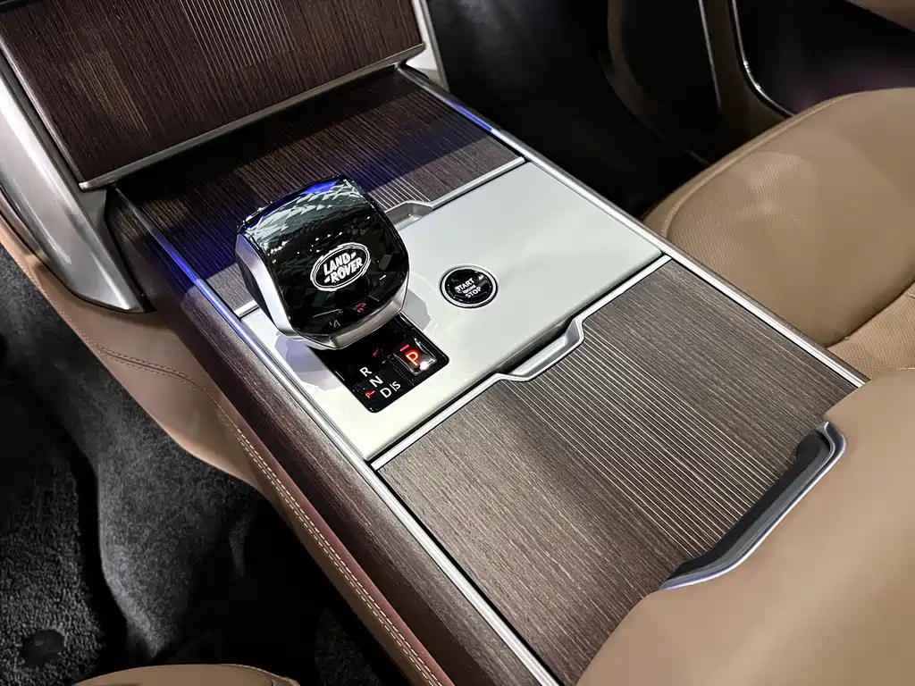 Range Rover 2024 Model 3.0 L6 400PS Classic Extended Edition