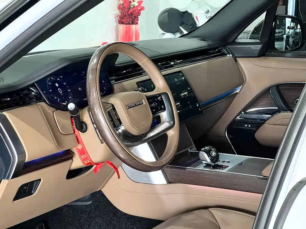 Range Rover 2024 Model 3.0 L6 400PS Classic Extended Edition