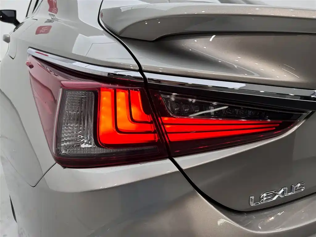Lexus ES 2020 300h Excellence Edition
