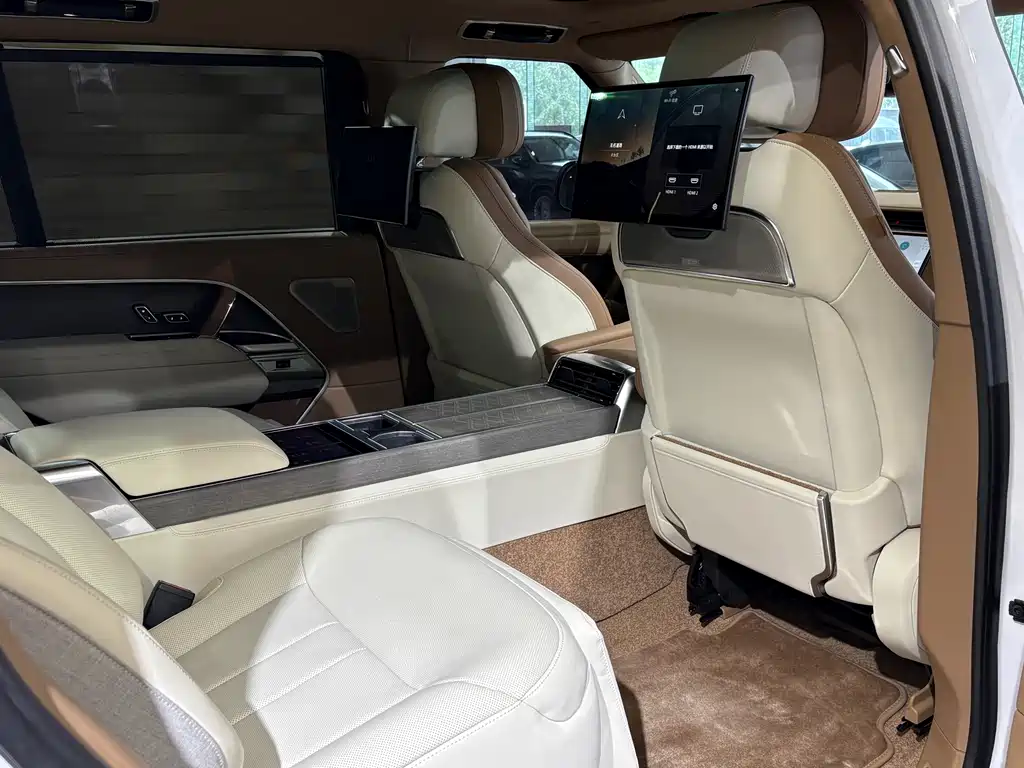Range Rover 2024 3.0 L6 400PS SV尊荣创世加长版 4座