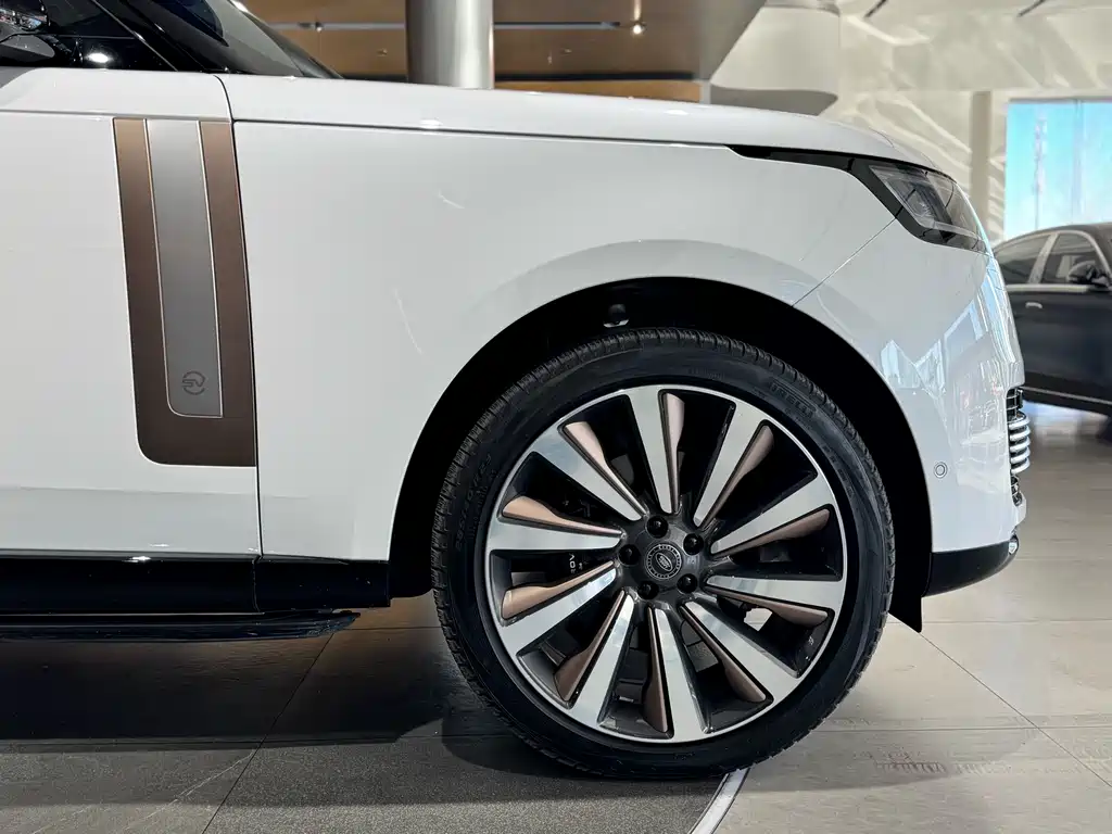 Range Rover 2024 3.0 L6 400PS SV尊荣创世加长版 4座