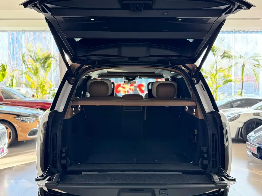 Range Rover 2024 3.0 L6 400PS SV尊荣创世加长版 4座