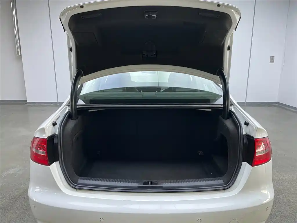 Audi A4L 2016 model 35 TFSI automatic standard edition