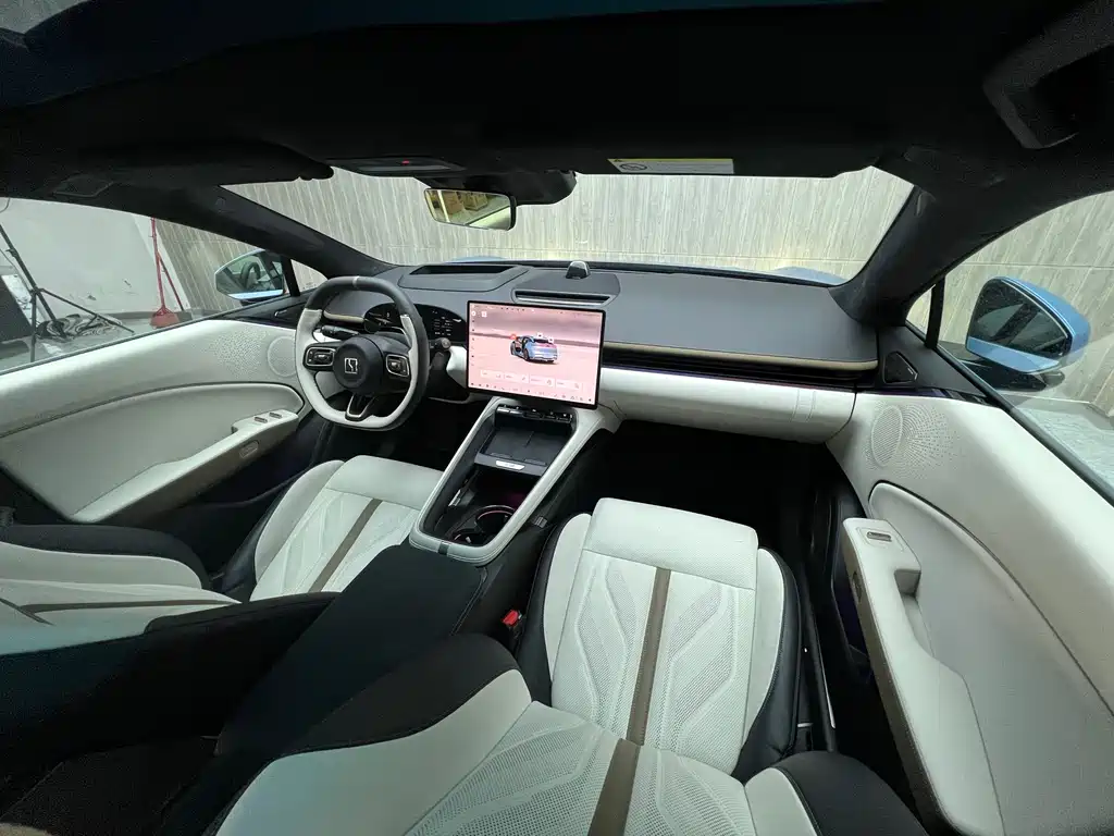 Jizhe 007 GT 2025 Edition Four-Wheel Drive Intelligent Driving Version 75kWh