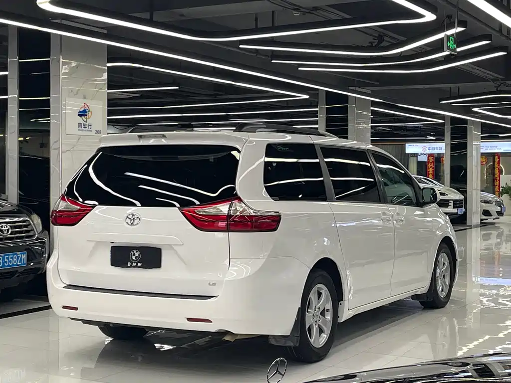 Sienna 2015 3.5L Two-Wheel Drive LE