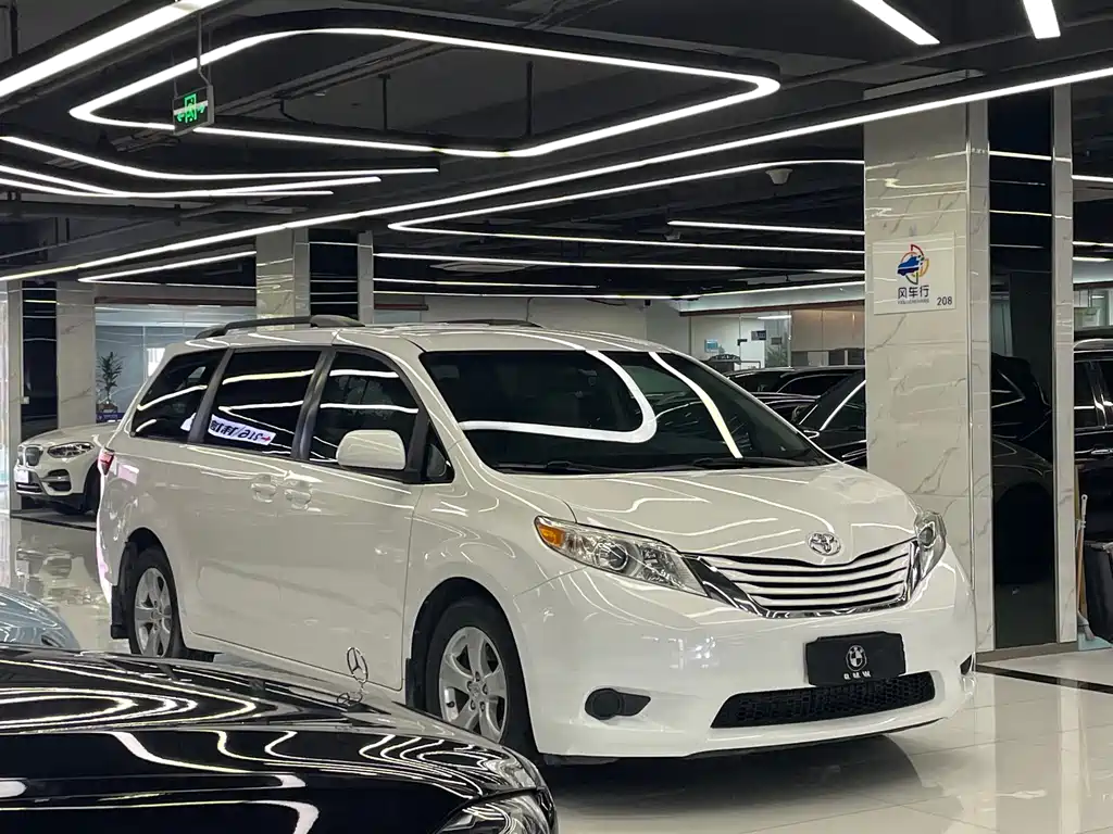 Sienna 2015 3.5L Two-Wheel Drive LE